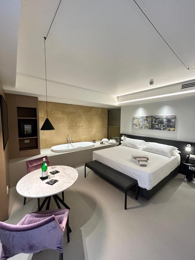 Habitación con cama extragrande y bañera de hidromasaje